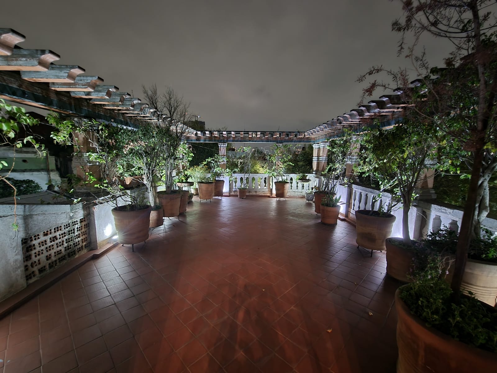 Casa iluminada de noche