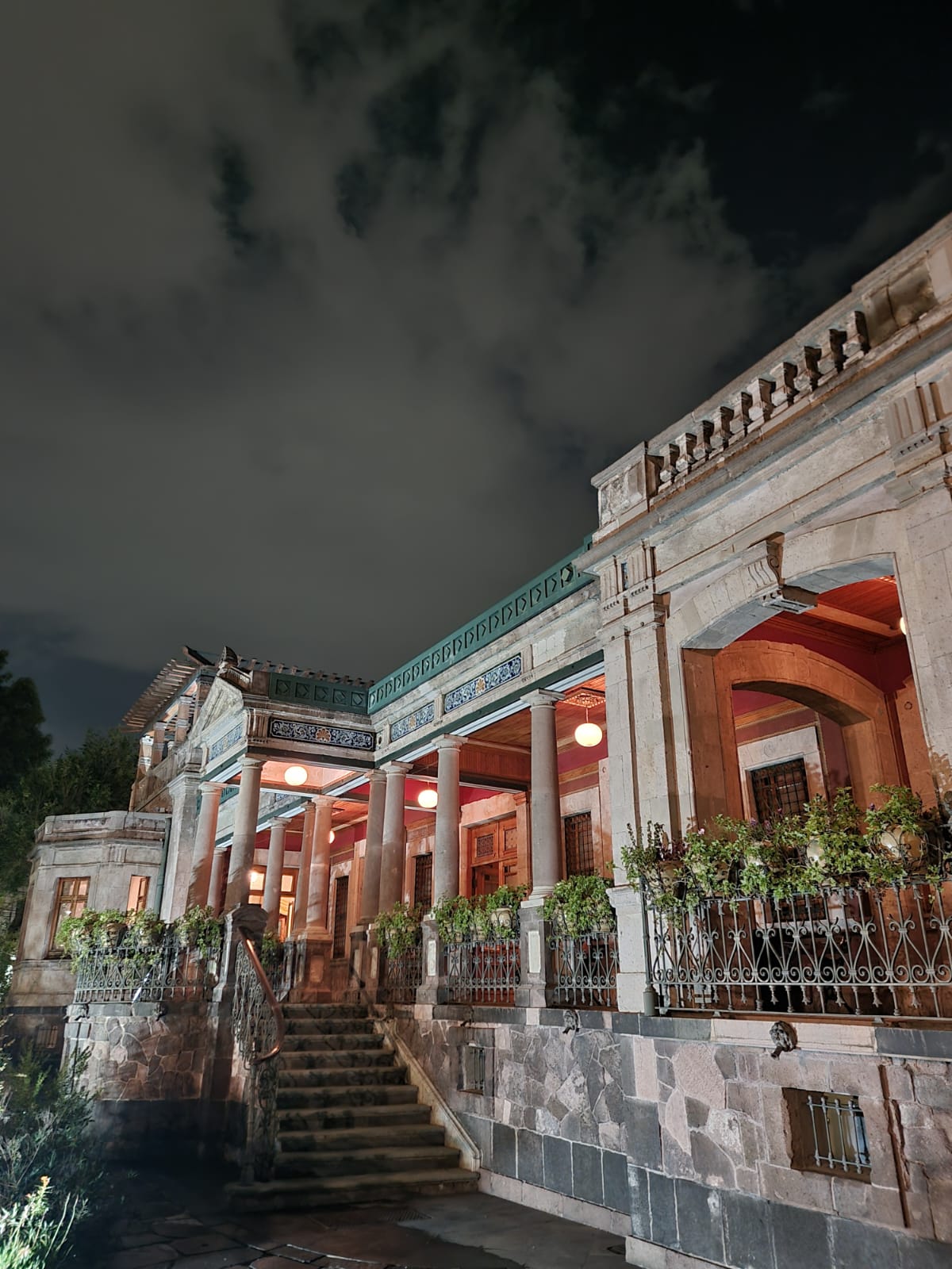 Casa Rivas Mercado iluminada de noche
