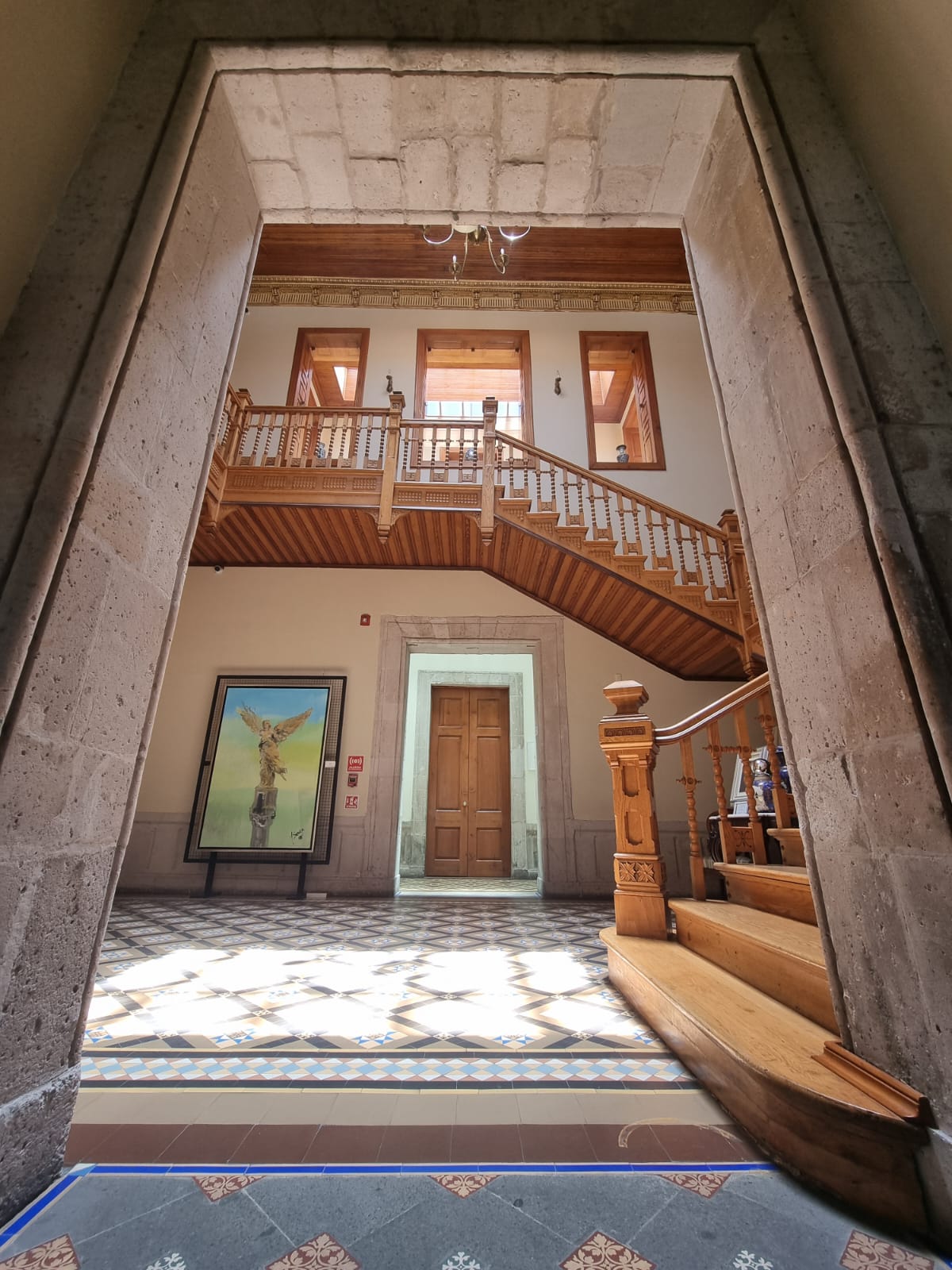 Escalera principal de encino