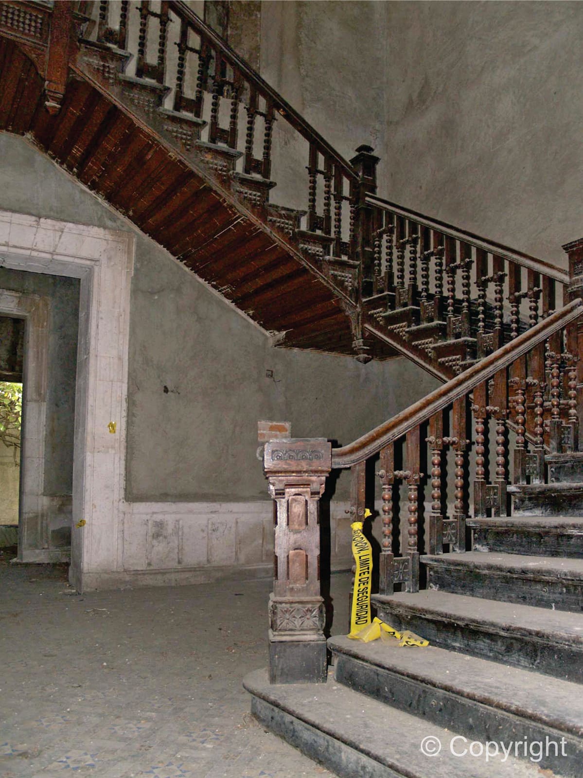 Escalera en estado de abandono