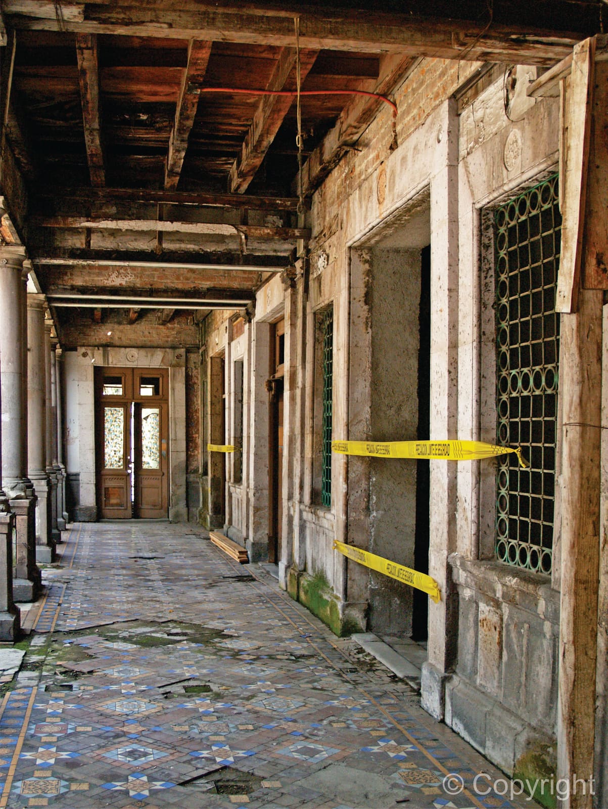 Corredor en estado de abandono